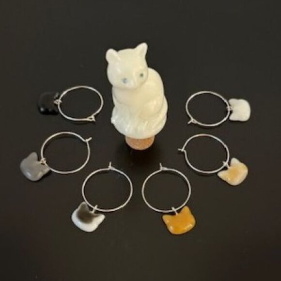 White Cat Wine Bottle Stopper with (6) Kitten Wine Glass Charms - Picture 1 of 7